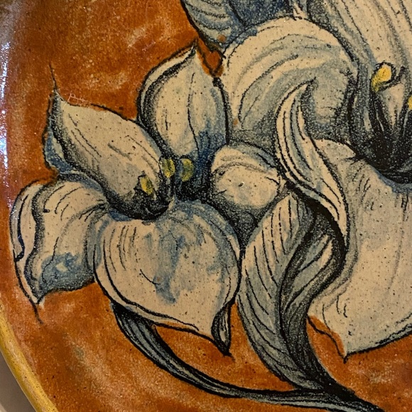 Vintage CAPELO Mexico Majolica Wall Plate Hand painted Lilly flowers 9” - Picture 2 of 5